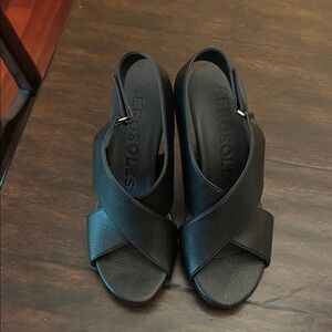 AEROSOLES Black Sandals with Cushioned Footbed and X-Strap Design